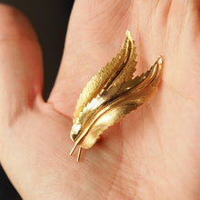 Load image into Gallery viewer, Vintage 18K Gold Feather Brooch with Twin Textured Design
